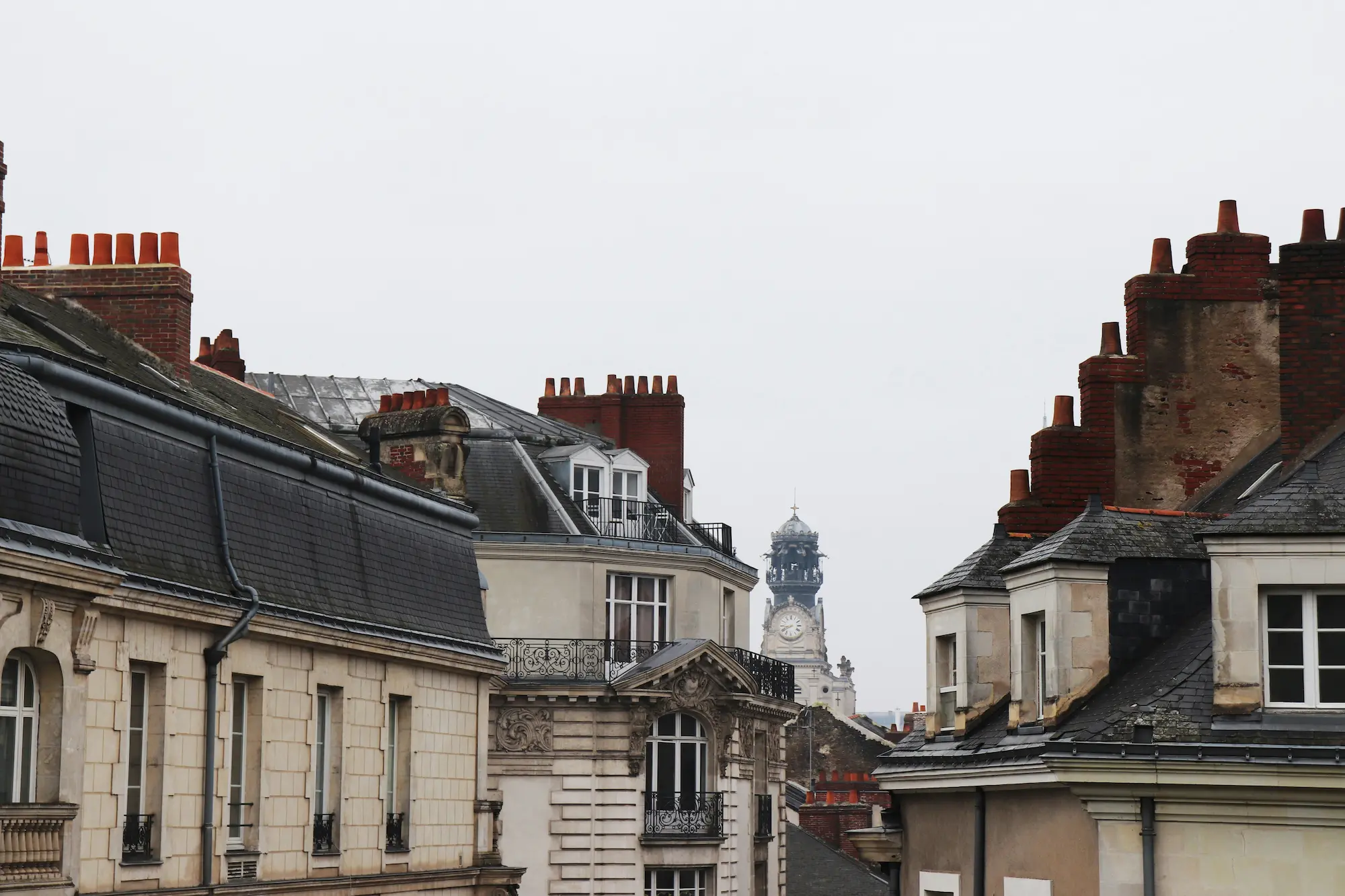 Photo des toits d'immeubles nantais