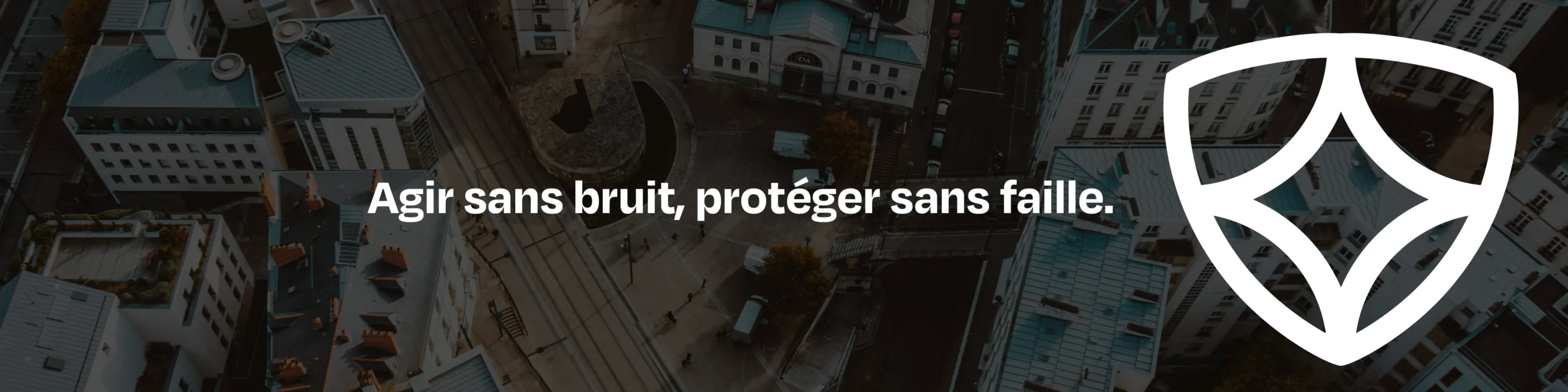 Bandeau d'une photo de Nantes avec le logo de SOlution parasite et la baseline "Agir sans bruit, protéger sans faille"